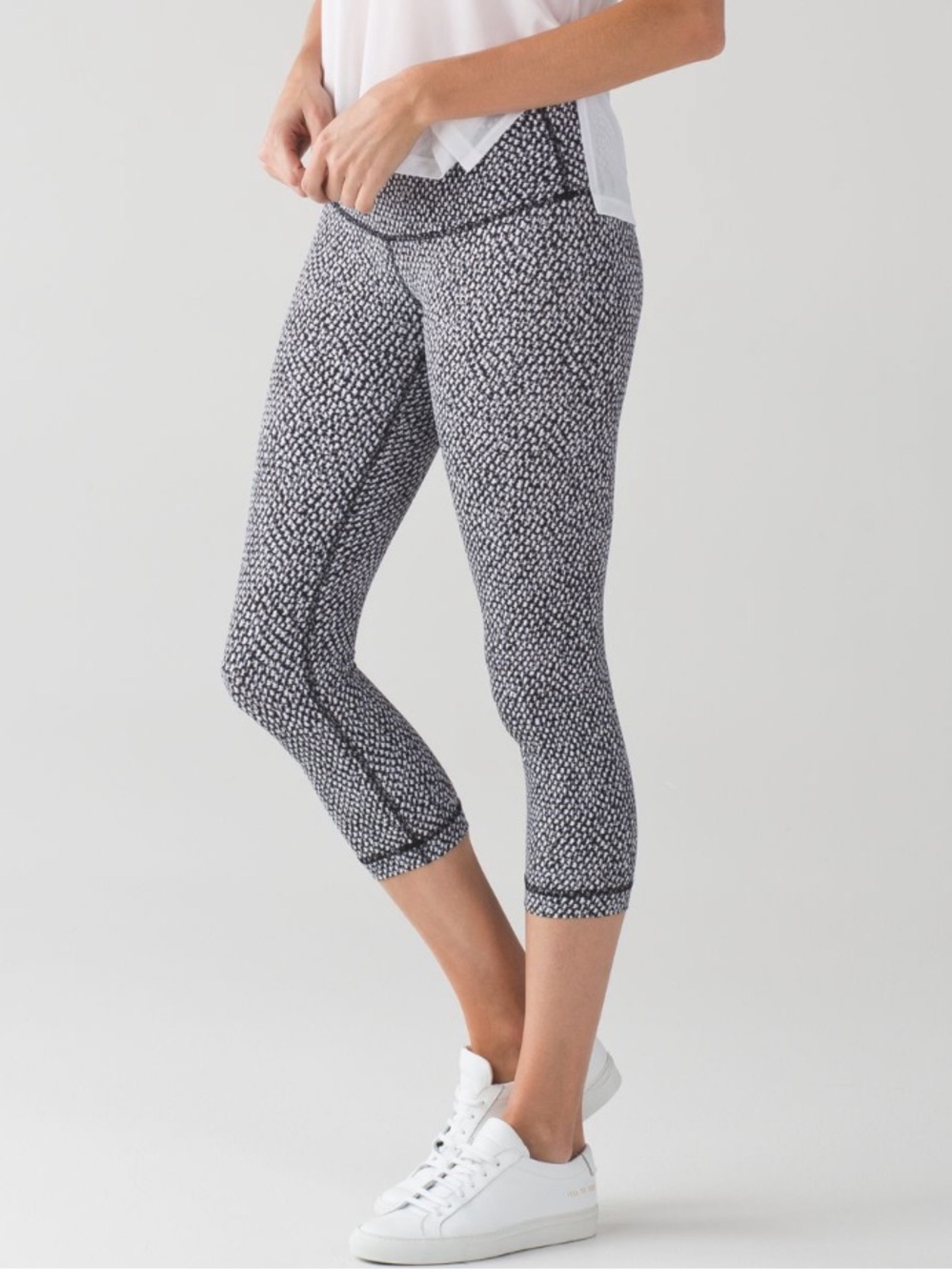 Lululemon Wunder Under Crop III in Scatter Star Arctic Gray Black
